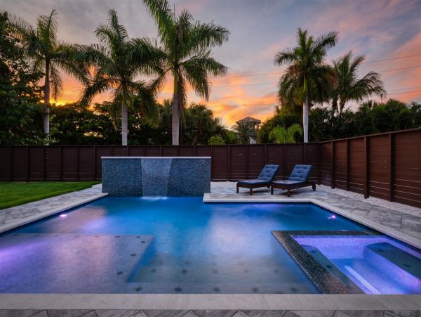 Lido Key Gorgeous 3 Bedroom Home with Pool & Spa Sleeps 8