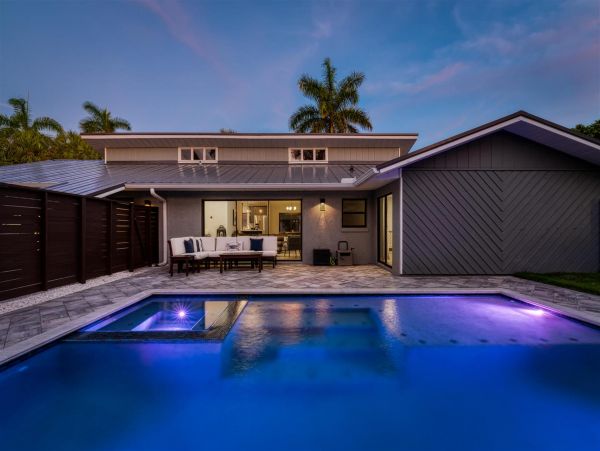 Lido Key Gorgeous 3 Bedroom Home with Pool & Spa Sleeps 8