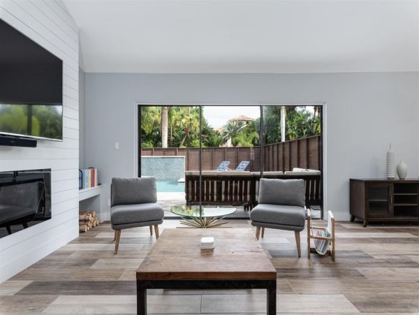Lido Key Gorgeous 3 Bedroom Home with Pool & Spa Sleeps 8