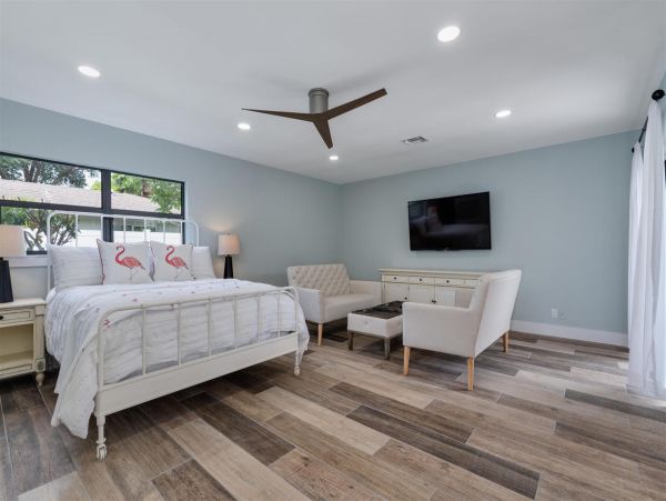 Lido Key Gorgeous 3 Bedroom Home with Pool & Spa Sleeps 8