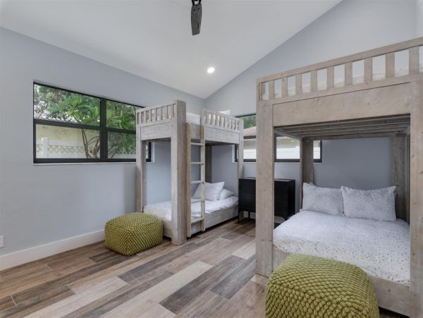 Lido Key Gorgeous 3 Bedroom Home with Pool & Spa Sleeps 8