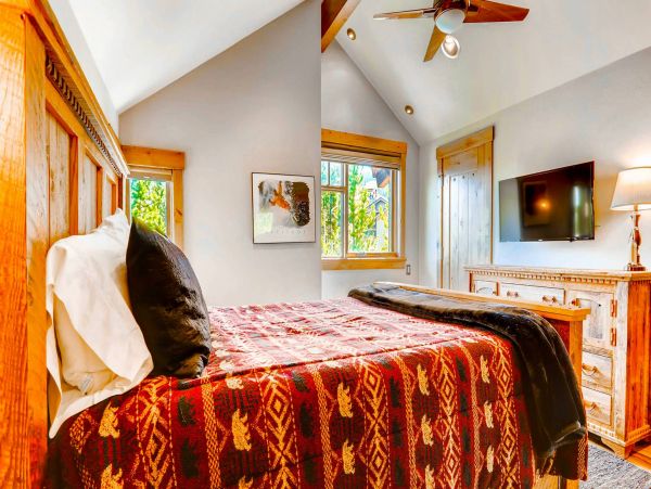 Breckenridge Luxurious Ski In - Ski Out Home Mountain Views