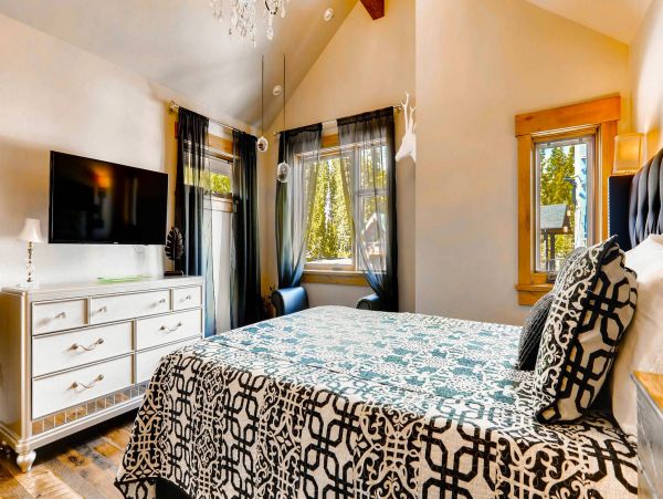 Breckenridge Luxurious Ski In - Ski Out Home Mountain Views