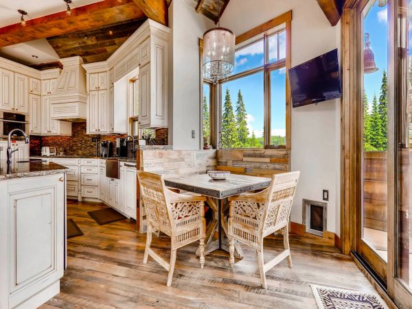 Breckenridge Luxurious Ski In - Ski Out Home Mountain Views