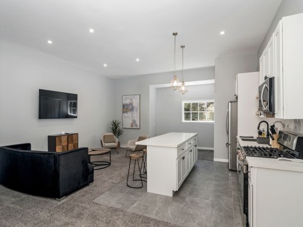 Gorgeous 2 Bedroom Top Floor Rental Sleeps 8