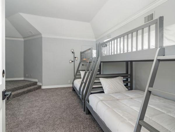 Gorgeous 2 Bedroom Top Floor Rental Sleeps 8