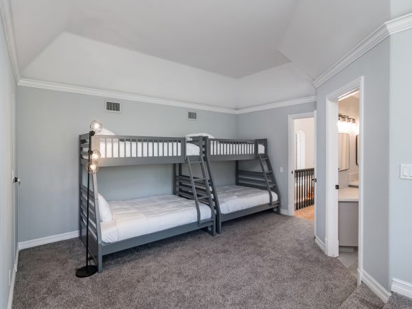 Gorgeous 2 Bedroom Top Floor Rental Sleeps 8
