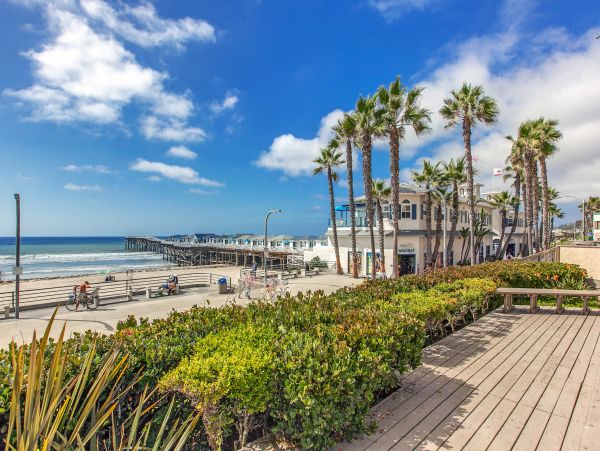 Gorgeous 2 Bedroom Top Floor Rental Sleeps 8