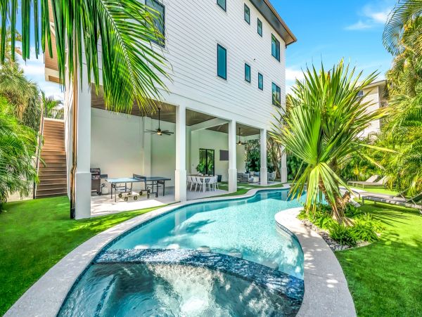 Nine Bedroom Luxury Vacation Villa in Bradenton Beach