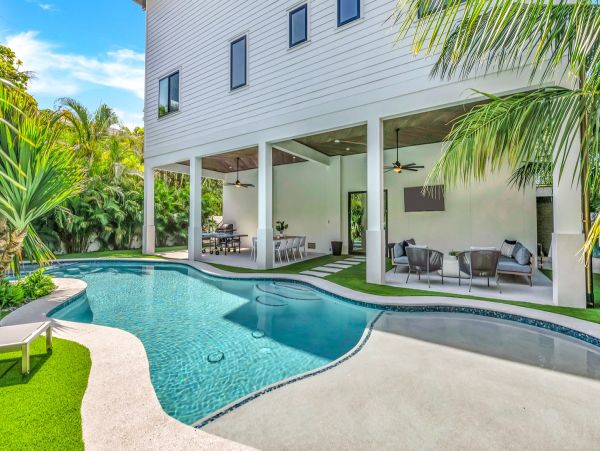 Nine Bedroom Luxury Vacation Villa in Bradenton Beach
