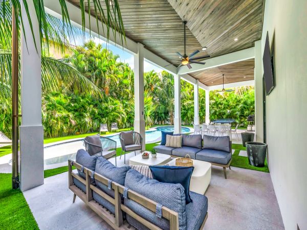 Nine Bedroom Luxury Vacation Villa in Bradenton Beach