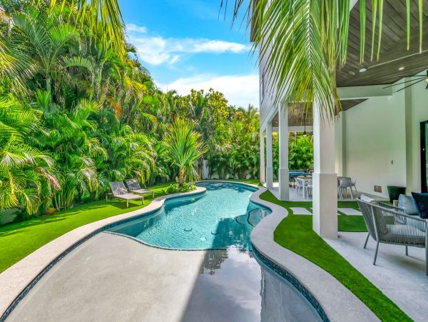 Nine Bedroom Luxury Vacation Villa in Bradenton Beach