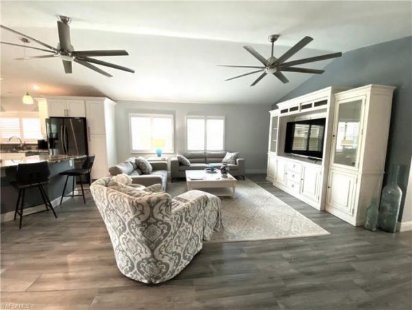 Three Bedroom Vacation Home with Pool in Naples