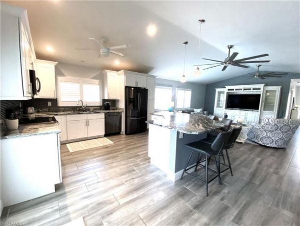 Three Bedroom Vacation Home with Pool in Naples