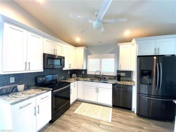 Three Bedroom Vacation Home with Pool in Naples