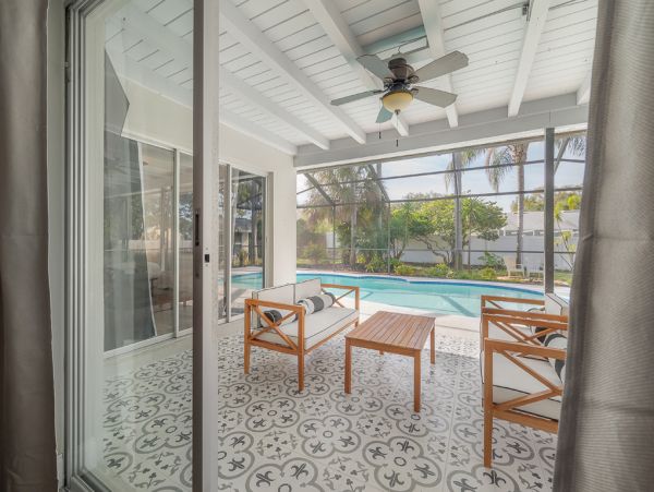 Four Bedroom Luxury Vacation Home with Private Caged Pool
