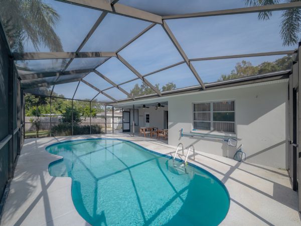 Four Bedroom Luxury Vacation Home with Private Caged Pool