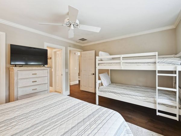 Tranquil 5-Bedroom Retreat with Resort Amenities in Hilton Head