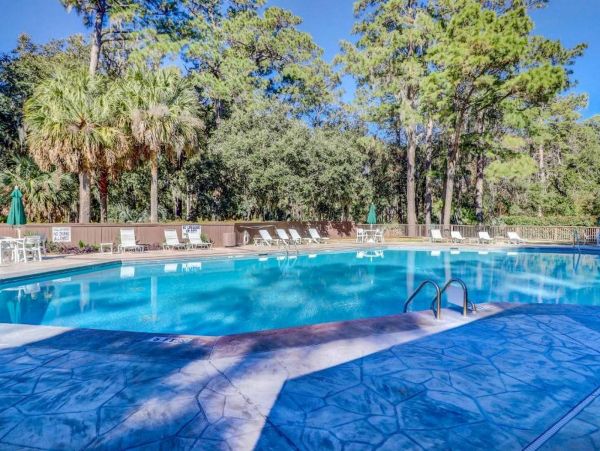 Tranquil 5-Bedroom Retreat with Resort Amenities in Hilton Head