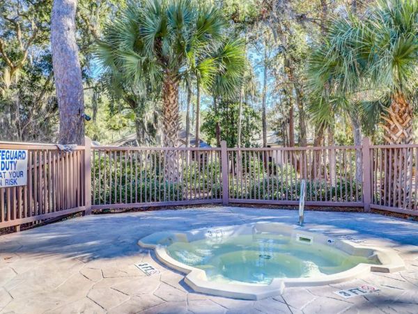 Tranquil 5-Bedroom Retreat with Resort Amenities in Hilton Head