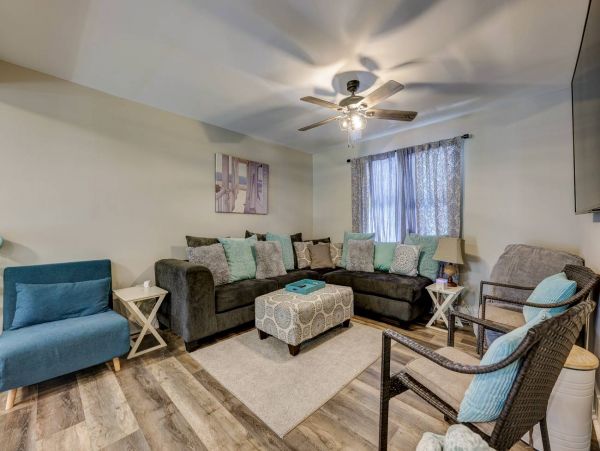 Three Bedroom Unit Walk to Beach Sleeps 8