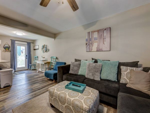Three Bedroom Unit Walk to Beach Sleeps 8