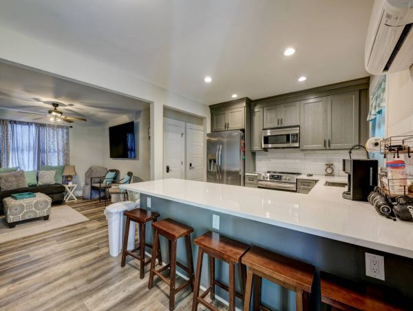 Three Bedroom Unit Walk to Beach Sleeps 8