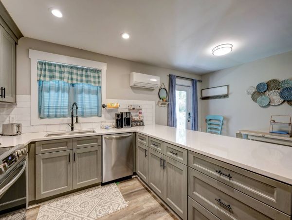 Three Bedroom Unit Walk to Beach Sleeps 8