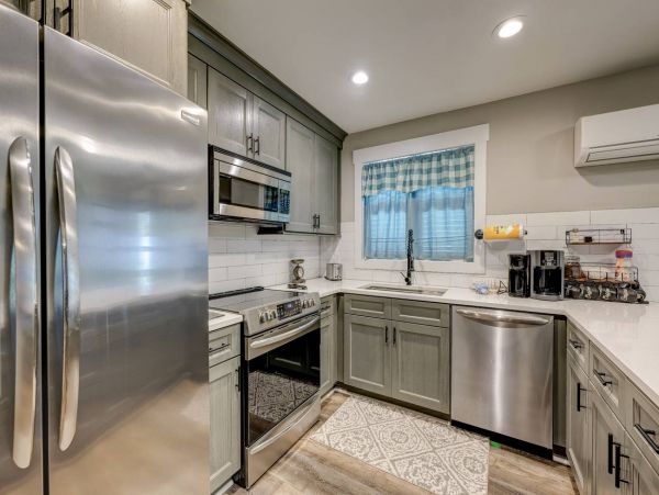 Three Bedroom Unit Walk to Beach Sleeps 8