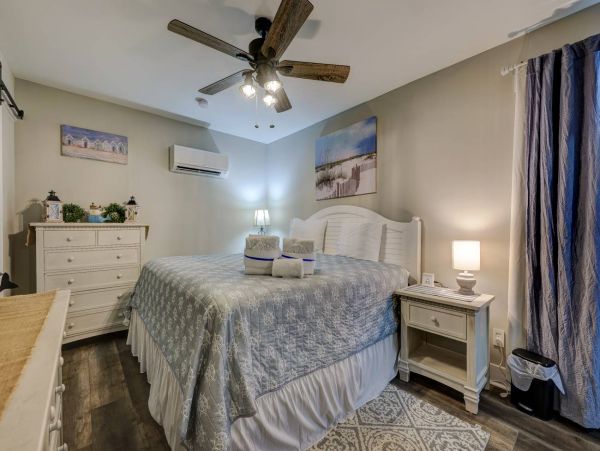 Three Bedroom Unit Walk to Beach Sleeps 8