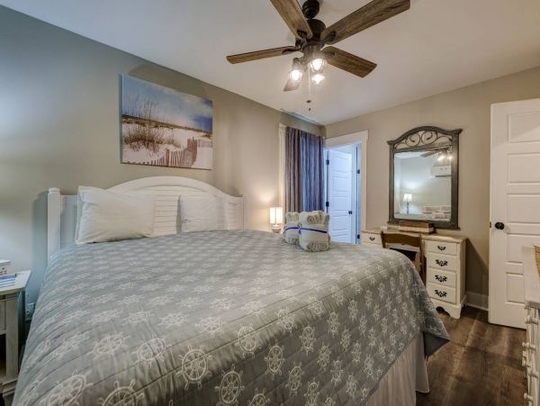 Three Bedroom Unit Walk to Beach Sleeps 8
