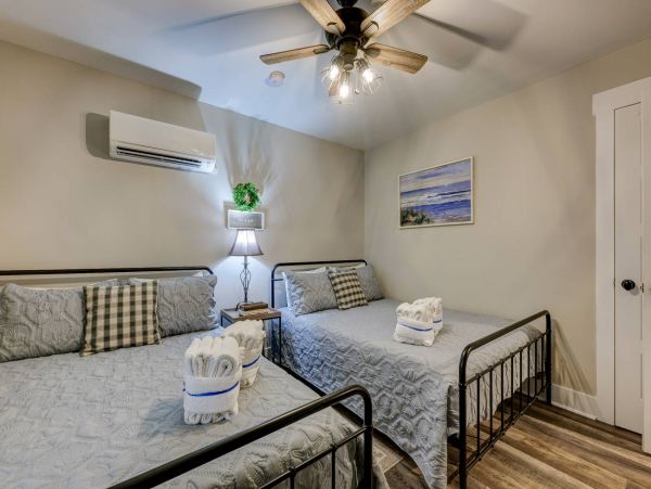 Three Bedroom Unit Walk to Beach Sleeps 8