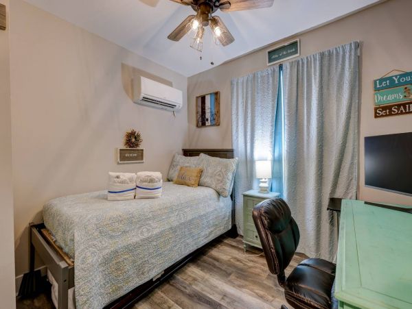 Three Bedroom Unit Walk to Beach Sleeps 8