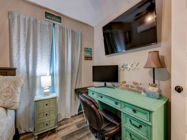Three Bedroom Unit Walk to Beach Sleeps 8