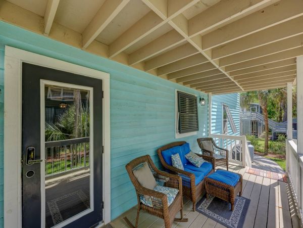 Three Bedroom Unit Walk to Beach Sleeps 8