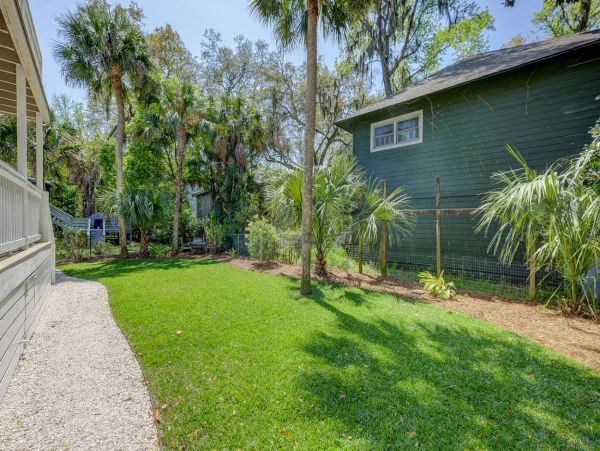 Three Bedroom Unit Walk to Beach Sleeps 8