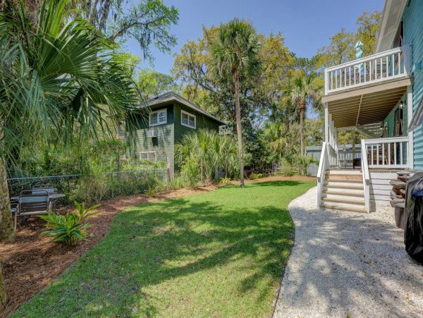 Three Bedroom Unit Walk to Beach Sleeps 8