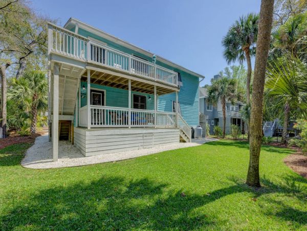 Three Bedroom Unit Walk to Beach Sleeps 8