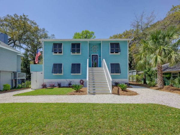 Three Bedroom Unit Walk to Beach Sleeps 8
