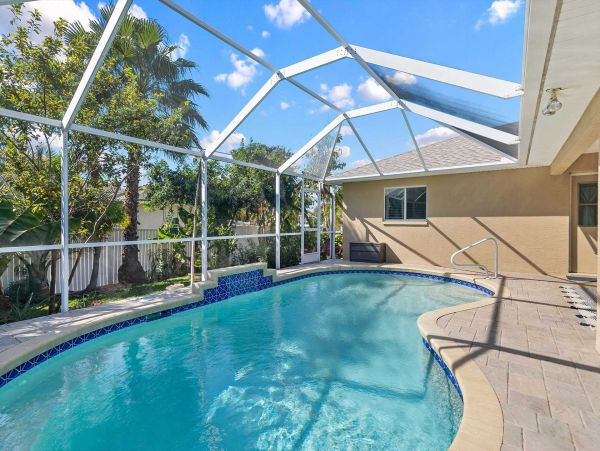 Four Bedroom Home with Private Pool in Cape Coral Sleeps 11