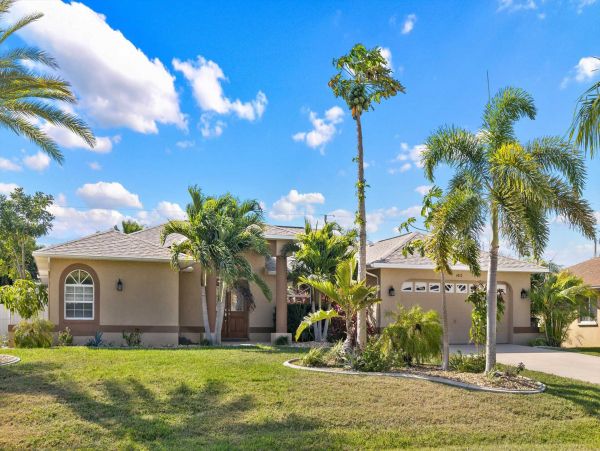 Four Bedroom Home with Private Pool in Cape Coral Sleeps 11