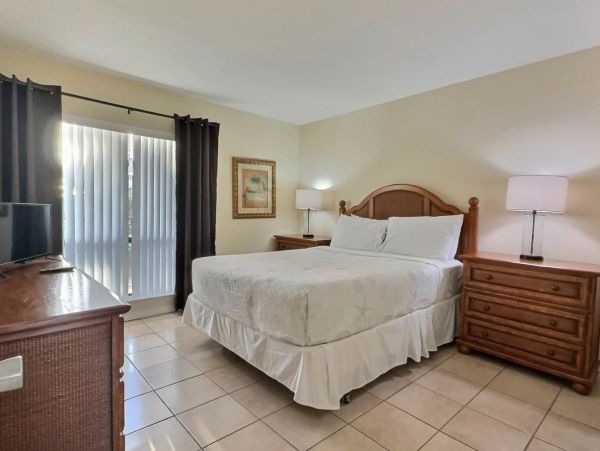 Siesta Key Vacation Rentals - Renovated 2-Bedroom Beach Condo with Pool