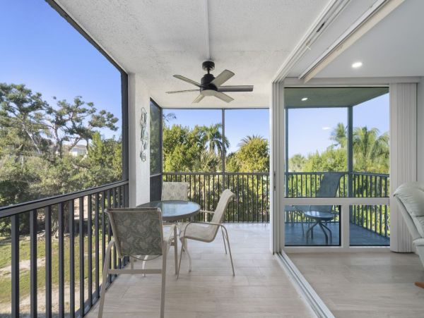 Sanibel Island Vacation Rentals -2-Bedroom Beach View Condo with Pool & Lanai