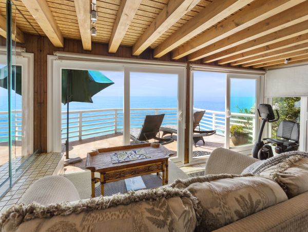Stunning Oceanfront Vacation Home with Panoramic Views