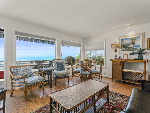 Stunning Oceanfront Vacation Home with Panoramic Views