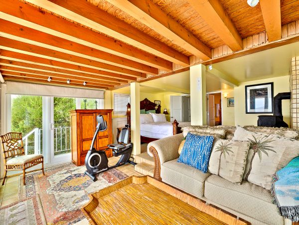 Stunning Oceanfront Vacation Home with Panoramic Views