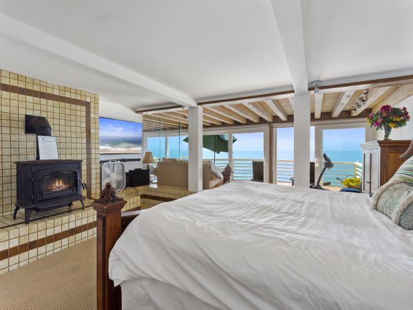 Stunning Oceanfront Vacation Home with Panoramic Views