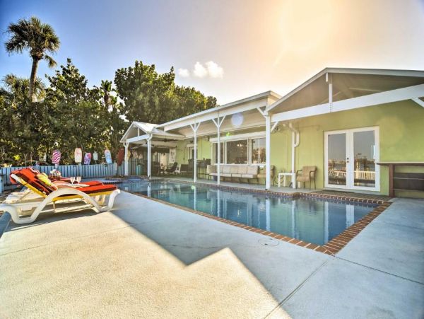 Indian Rock Walk to Beach Four Bedroom Vacation Home