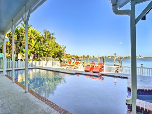Indian Rock Walk to Beach Four Bedroom Vacation Home