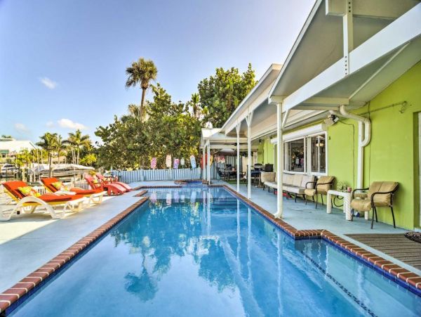 Indian Rock Walk to Beach Four Bedroom Vacation Home